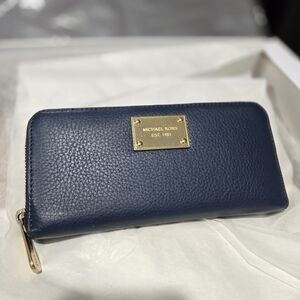 Michael Kors | Long Zippered Pebble Leather Card Wallet (Navy)